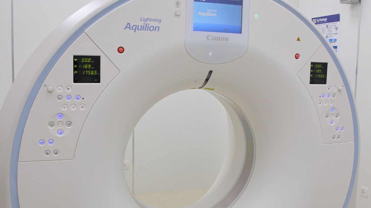 Aparelho de ressonancia magnetica em ambiente hospitalar