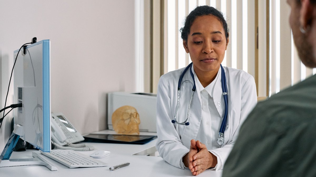 Medica neurologista atendendo paciente no consultorio